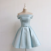 Plissiertes Homecoming-Kleid aus Satin mit schulterfreiem Schnitt