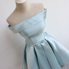 Plissiertes Homecoming-Kleid aus Satin mit schulterfreiem Schnitt