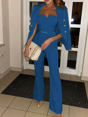 Zweiteilige Blazerjacken und trägerlose Jumpsuits mit Gürtel