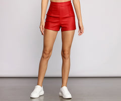 Shorts aus beschichtetem Kunstleder mit hoher Taille