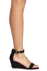 Sandalen mit niedrigem Keilabsatz und Knöchelriemen