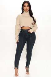 Sienna – Skinny Jeans mit Schlitz vorn und Saum – Dunkle Waschung