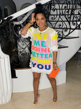 Kleid mit buntem Pailletten-Buchstabendruck