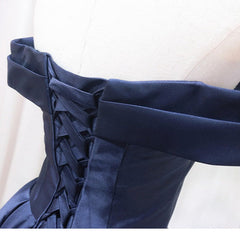 Marineblaues, plissiertes Homecoming-Kleid aus Satin mit schulterfreiem Schnitt