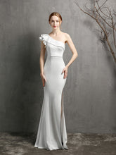 Elegant and dignified banquet evening dress