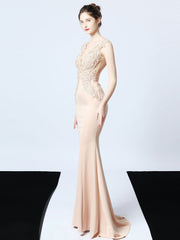 Handgemachtes langes Abendkleid mit Perlenapplikation