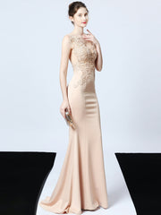 Handgemachtes langes Abendkleid mit Perlenapplikation