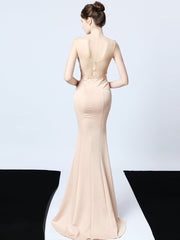 Handgemachtes langes Abendkleid mit Perlenapplikation