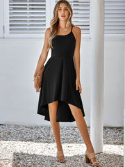 Ärmelloses Minikleid mit unregelmäßigem Ausschnitt, Rüschensaum und Spaghettiträgern