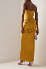 Senfgelbes drapiertes Satin-Korsett-Maxikleid