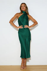 Anschmiegsames Neckholder-Satinkleid mit offenem Rücken