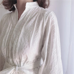 Trella – Babydoll-Kleid mit Knopfleiste und Spitze – Creme