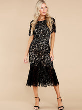 Kurzärmlige, figurbetonte Midikleider mit Blumendruck