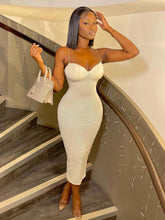 Wickelkleid mit Brust- und schmaler Passform und Strumpfhaltern an der Hüfte