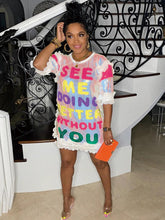 Kurzärmlige Minikleider mit Buchstabendruck und Batikmuster