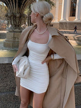 Schmales, plissiertes, langärmliges, figurbetontes Kleid mit quadratischem Ausschnitt