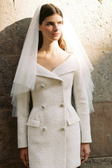 Beiges zweireihiges Bouclé-Minikleid