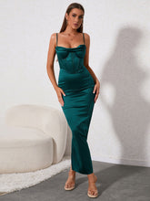 Satin-Camisole-Kleid mit Stäbchen, Bügeln, drapiertem Kragen, Schlitz und rückenfreiem Schnitt