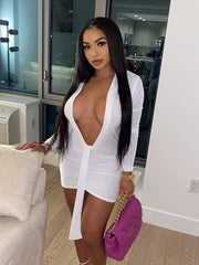 Einfarbiges, ultrakurzes Kleid mit tiefem V-Ausschnitt, langen Ärmeln, Quasten und Plissee