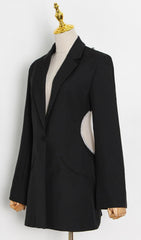 Schwarzes rückenfreies Minikleid mit Diamantkette