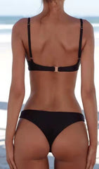 Schwarzes Bikinihöschen