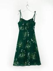 Grünes Midikleid mit Schnürung und Schlitz