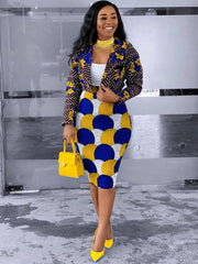 Zweiteilige Kurzmäntel und figurbetonte Midiröcke