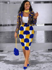 Zweiteilige Kurzmäntel und figurbetonte Midiröcke