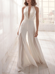 Neckholder-Jumpsuit mit V-Ausschnitt und Schlitz