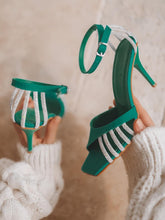 High Heels mit Knöchelriemen und Strasssteinen