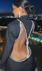 Schwarzes rückenfreies Minikleid mit Diamantkette