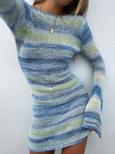 Rückenfreies, langärmliges, gestreiftes Minikleid aus Strick