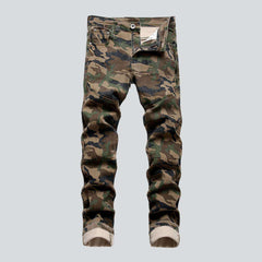 Herren-Jeanshose mit Camouflage-Print