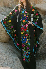 Schickes schwarzes Langarmkleid mit Print