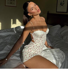 Minikleid mit Spitzenbesatz und Knöpfen und Blumenmuster