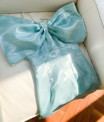 Minikleid mit Schleifenverzierung und Trägern in Himmelblau