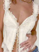 Kurzes Tanktop mit Spitzenbesatz und Rüschen