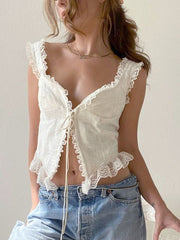 Kurzes Tanktop mit Spitzenbesatz und Rüschen