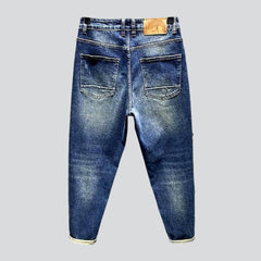 Neue Baggy-Jeans im trendigen Stil