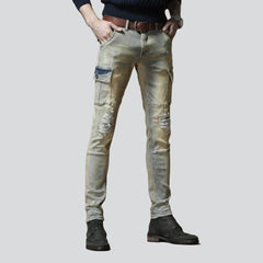 Cargojeans für Herren mit zerrissenen Knien
