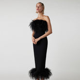 Trägerloses ärmelloses Maxi-Bandagekleid mit Federn