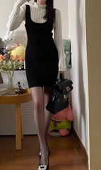 Einfarbiges Kleid mit Weste und Brustgurt