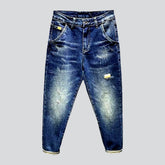 Neue Baggy-Jeans im trendigen Stil