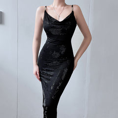 Dunkles Samtkleid mit Vintage-Blättern