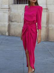 Asymmetrisches, schlichtes Satinkleid mit 3/4-Ärmeln