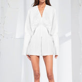 Architektonische Plissee-Jacke mit Ballonärmeln, V-Ausschnitt, Gürtel und Reißverschluss