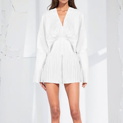 Architektonische Plissee-Jacke mit Ballonärmeln, V-Ausschnitt, Gürtel und Reißverschluss