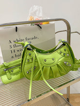 Schultertasche mit Nieten