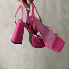 Sandalen mit Knöchelriemen und Absatz