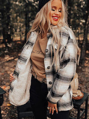 Falling For Cozy Vibes – Karierte Sherpa-Jacke